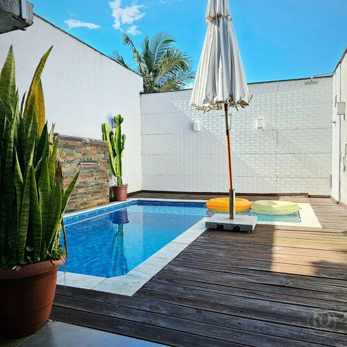 Vendo Lindo Sobrado Triplex Mobiliado, com Piscina - Bairro Fidélis
