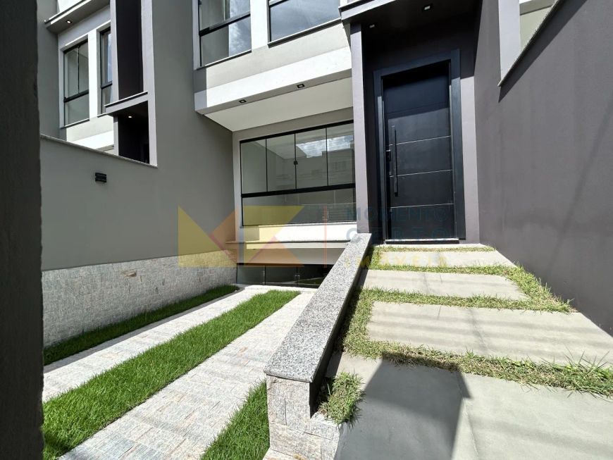 Linda casa / Sobrado novo, localizado em transversal da Rua Frei Estanislau Schaette, Bairro Água Ve
