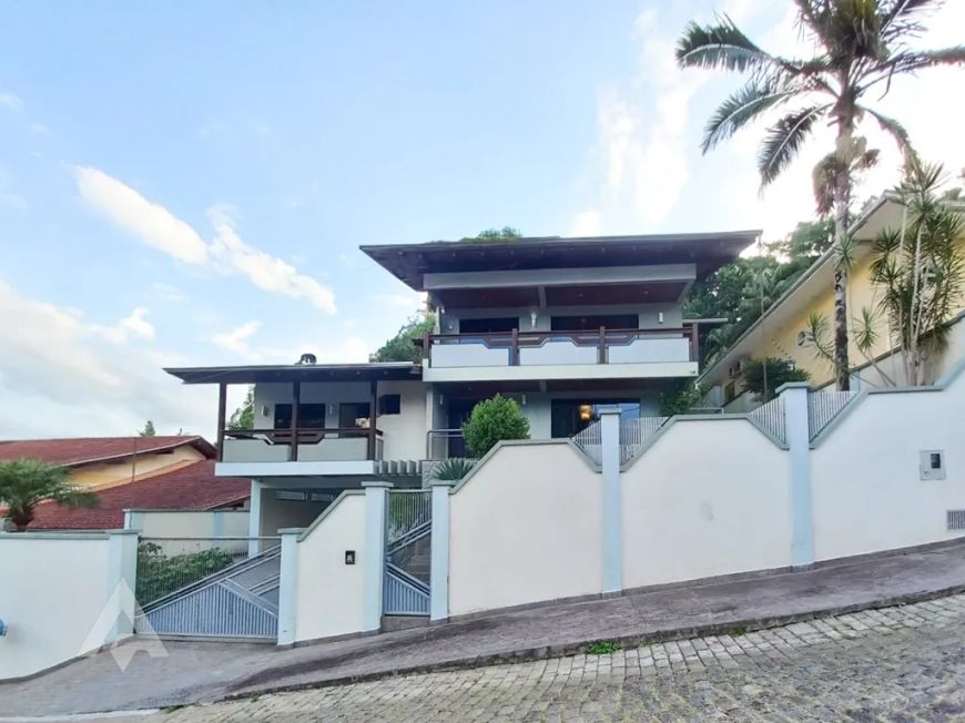 Uma casa pensada para quem valoriza espaço, privacidade e bem-estar apenas 1km da Vila Germânica!