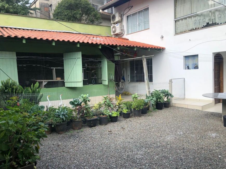 Casa Comercial e Residencial à venda contendo 210 m² de área privativa de frente para corredor de se