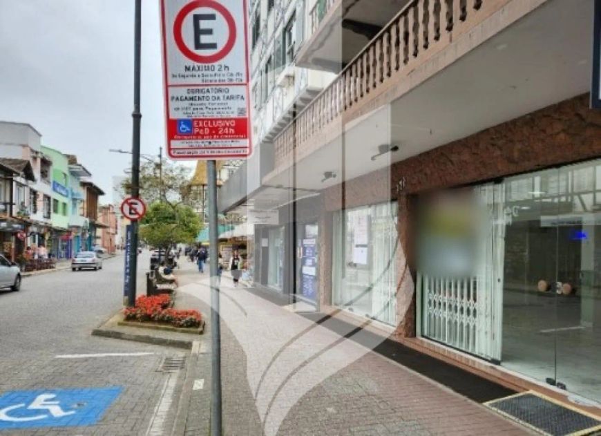 Loja no centro de Blumenau, localizada próximo a Igreja Matriz, na Rua XV.