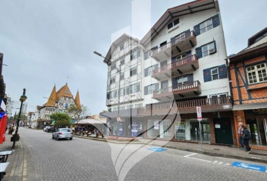Loja no centro de Blumenau, localizada próximo a Igreja Matriz, na Rua XV.