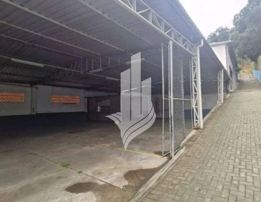 2 Galpões + apartamento no bairro da Velha