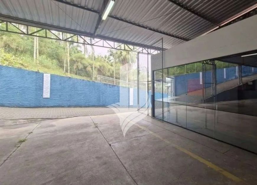 2 Galpões + apartamento no bairro da Velha