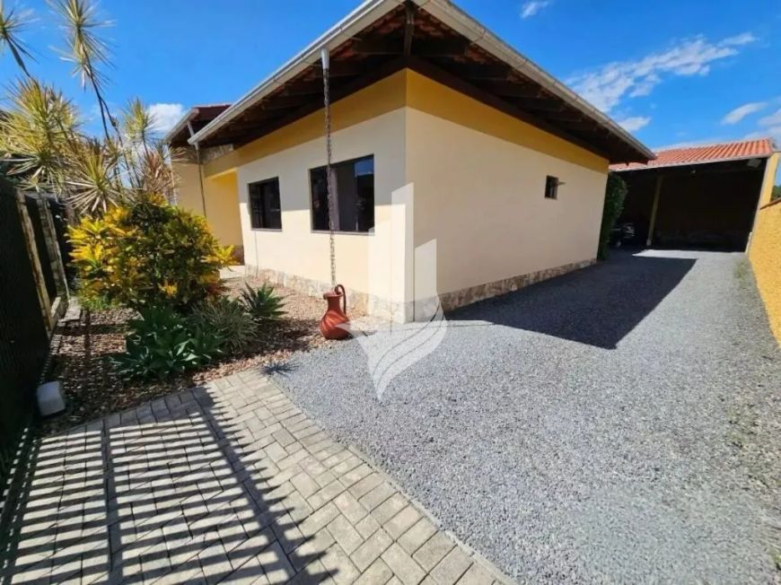 Casa térrea localizada no bairro Água Verde