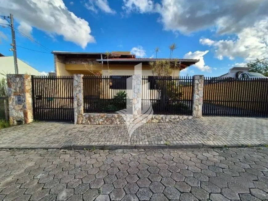 Casa térrea localizada no bairro Água Verde