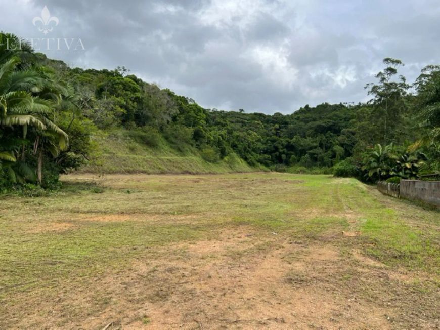 Terreno industrial, plano, pronto para construir.