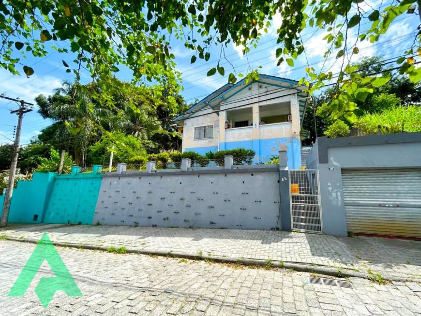 Ótima Casa com 4 dormitórios à venda, no Bairro Salto em Blumenau!