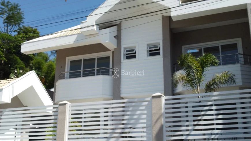 Casa com 3 suítes, 5 banheiros e 4 vagas no bairro Escola Agrícola em Blumenau/SC