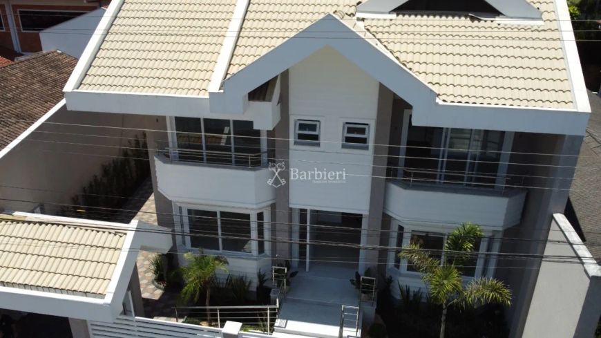 Casa com 3 suítes, 5 banheiros e 4 vagas no bairro Escola Agrícola em Blumenau/SC