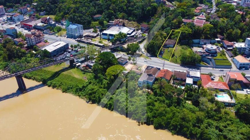 - ABELARDO IMÓVEIS - Excelente terreno no bairro Ponta Aguda com 1.117,42 m², sendo 17,50 metros de