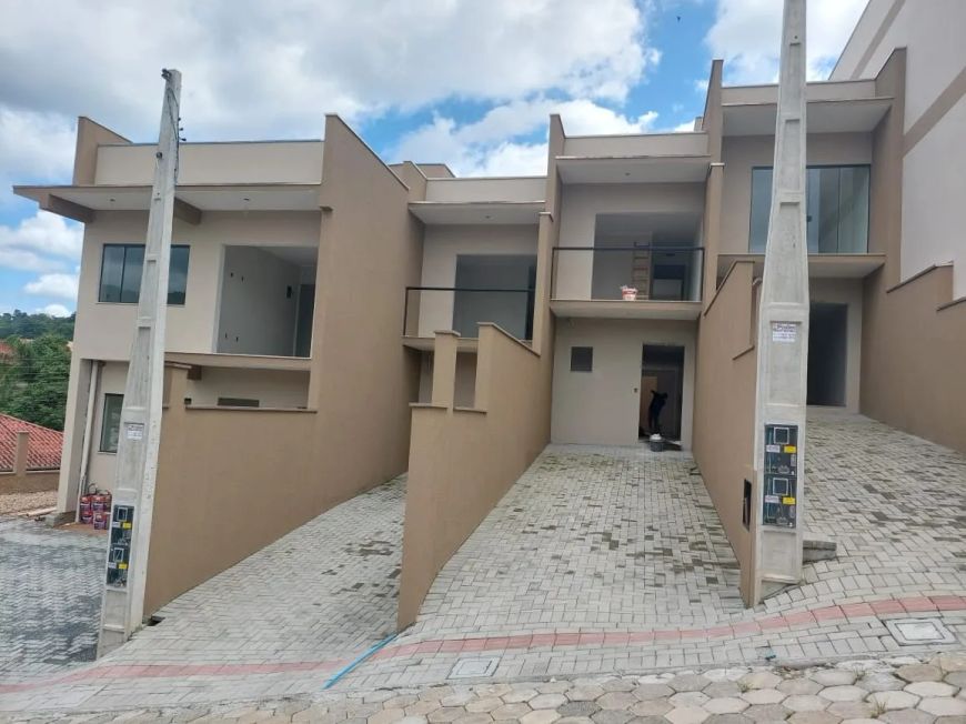 Sobrado com 2 suítes no bairro Velha