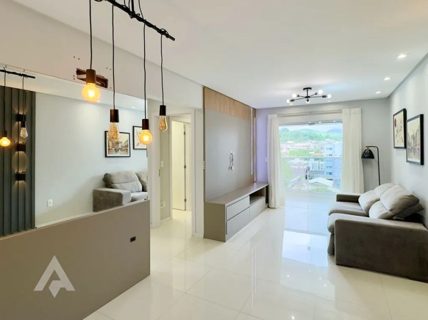 Apartamento à venda semi mobiliado, com 2 dormitórios, localizado no bairro Água Verde!