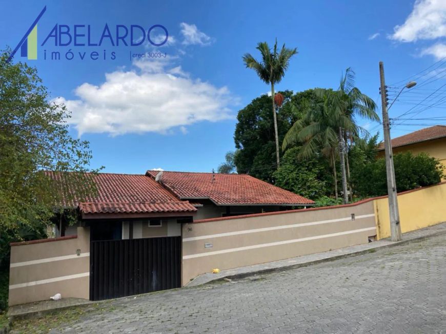 Belíssima residência em loteamento localizada no bairro Fortaleza! Área construída cerca de 304 m²,
