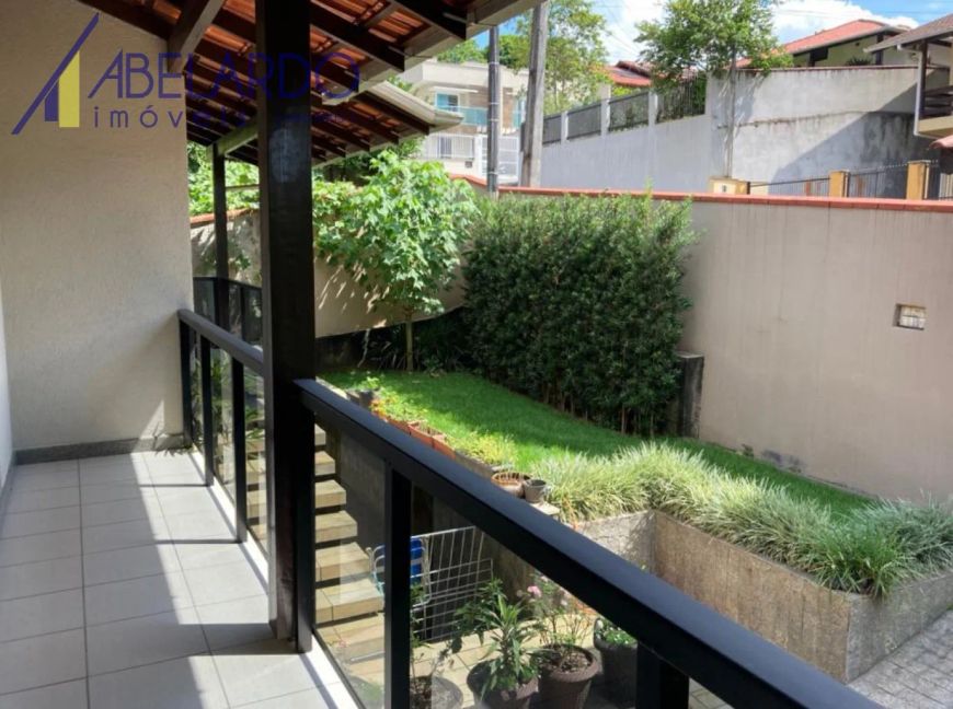 Belíssima residência em loteamento localizada no bairro Fortaleza! Área construída cerca de 304 m²,