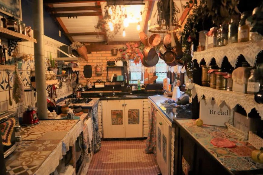 Casa em estilo enxaimel com dois lotes de terreno.