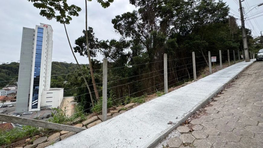 Terreno à Venda com 711m² em Boa Localização no bairro Garcia em Blumenau
