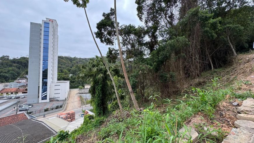 Terreno à Venda com 711m² em Boa Localização no bairro Garcia em Blumenau