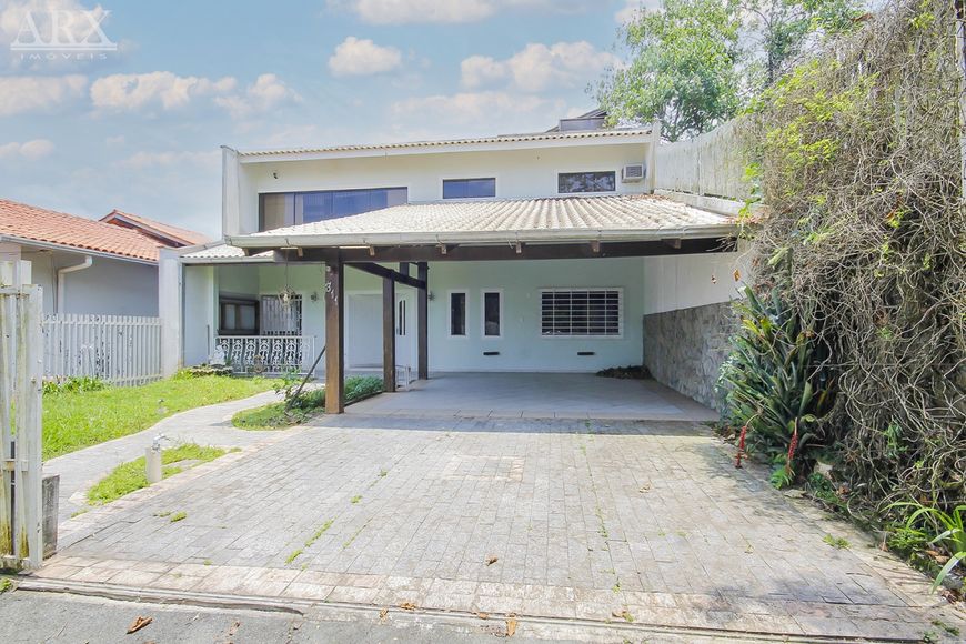 Ampla casa na Ponta Aguda com terraço e vista panorâmica da cidade.