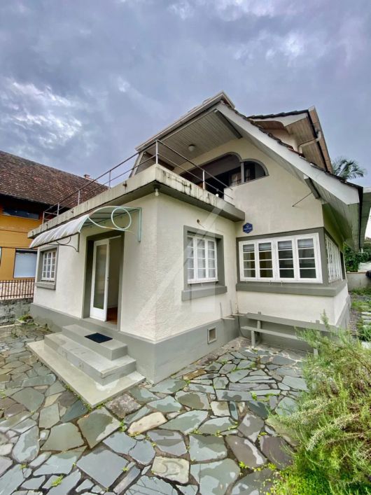 Linda casa para locação comercial no bairro Victor Konder, com 05 vagas de garagem.