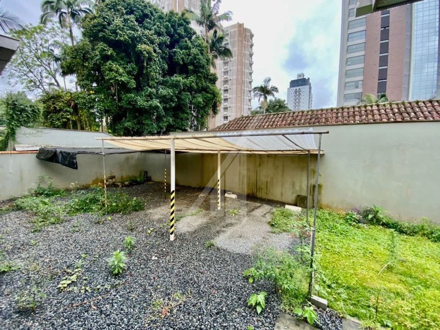 Linda casa para locação comercial no bairro Victor Konder, com 05 vagas de garagem.