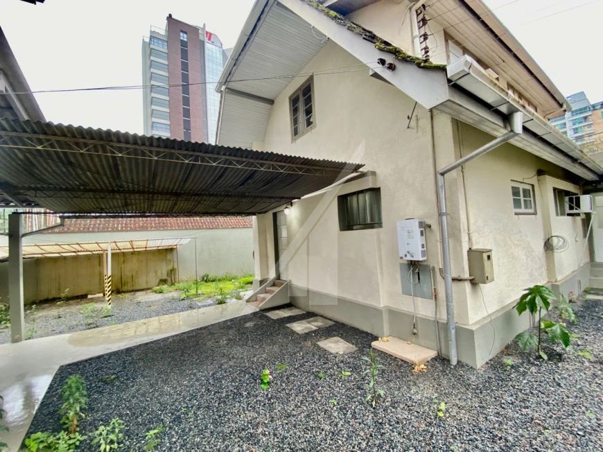 Linda casa para locação comercial no bairro Victor Konder, com 05 vagas de garagem.