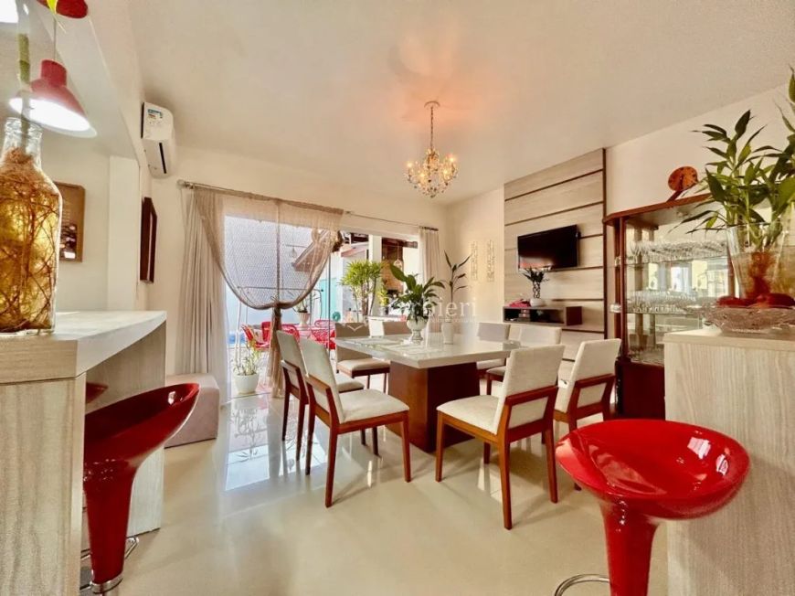 Casa com 3 quartos, sendo 1 suíte máster e 2 vagas no bairro Velha em Blumenau/SC