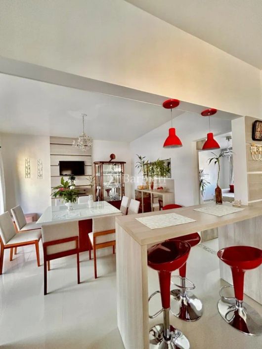 Casa com 3 quartos, sendo 1 suíte máster e 2 vagas no bairro Velha em Blumenau/SC