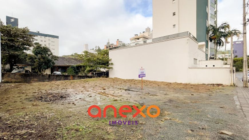 Terreno Espaçoso e Estratégico para Investimento!
