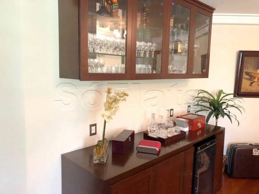 Em Moema, flat com 03 dorms, alto padrão, prox ao Shopping e Avenida Ibirapuera