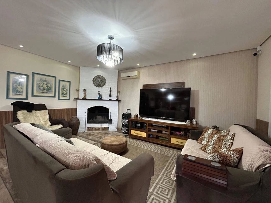 Sobrado no Areal com 465 m², 8 dormitórios, 6 vagas, piscina, lareira, churrasqueira, amplo pátio,