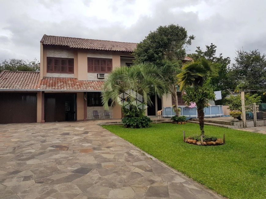 Casa 04 dormitórios com pátio em Canoas