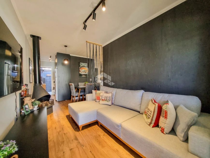 Casa condomínio em fechado, 3 dormitórios, semimobiliada, lareira, pátio com churrasqueira e 2 vagas