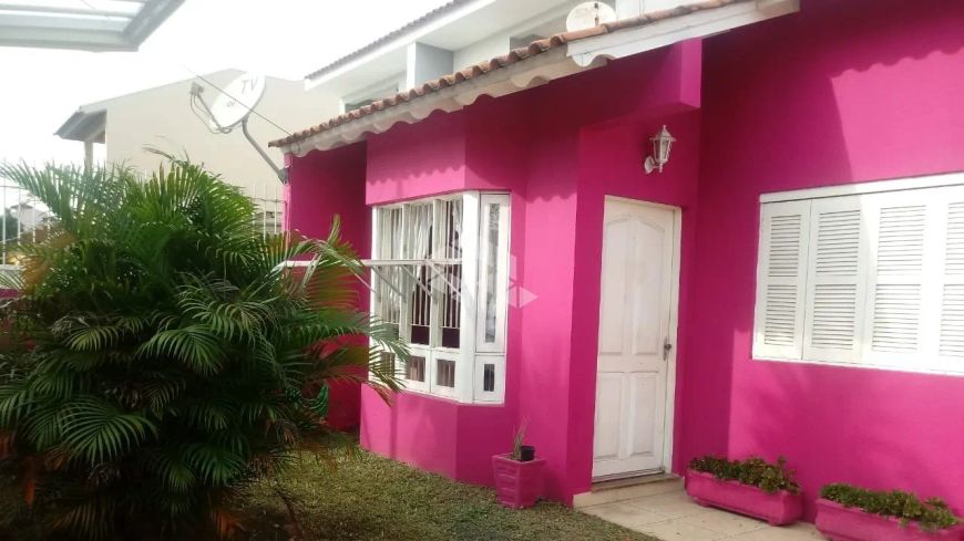 Casa com 2 dormitórios / 2 vagas e piscina