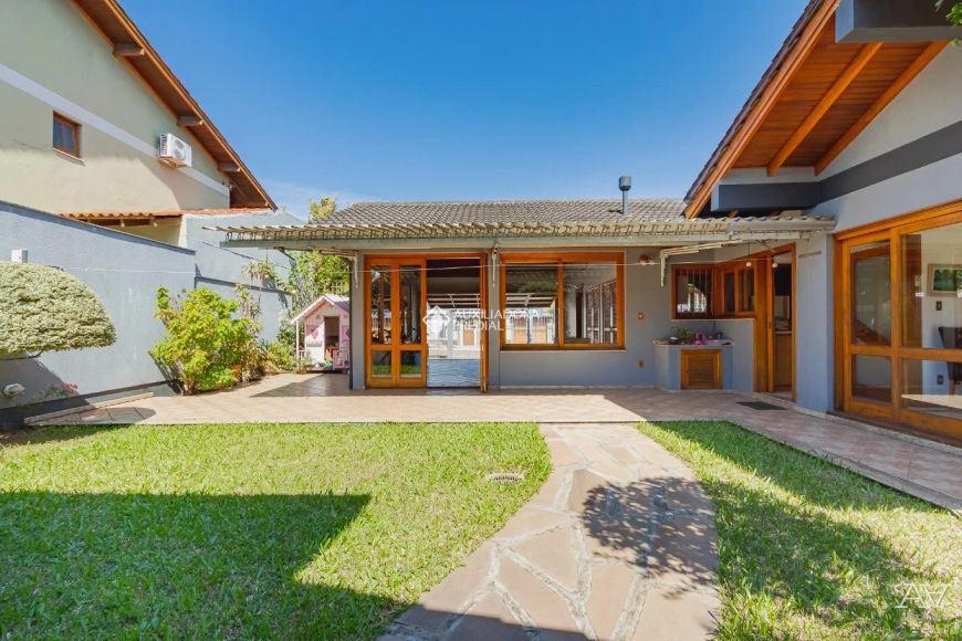 Belíssima casa térrea com 274m², sendo 2 dormitórios, com 1 suítes, 3 vagas