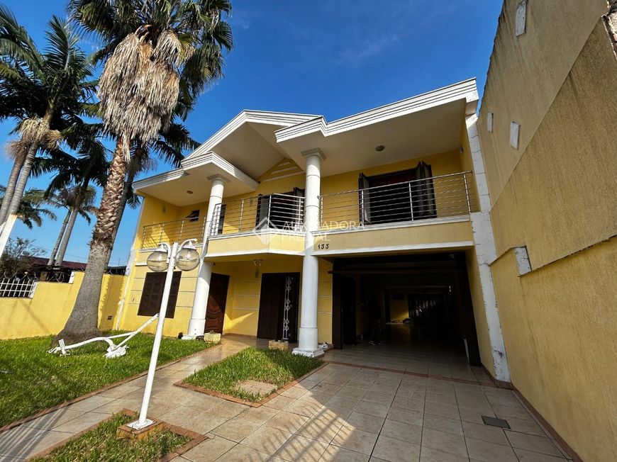 Linda casa com quatro quartos no bairro Igara