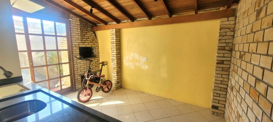 Casa condomínio fechado, 2 dormitórios, living com 3 ambientes, sala de estar, jantar e cozinha e um