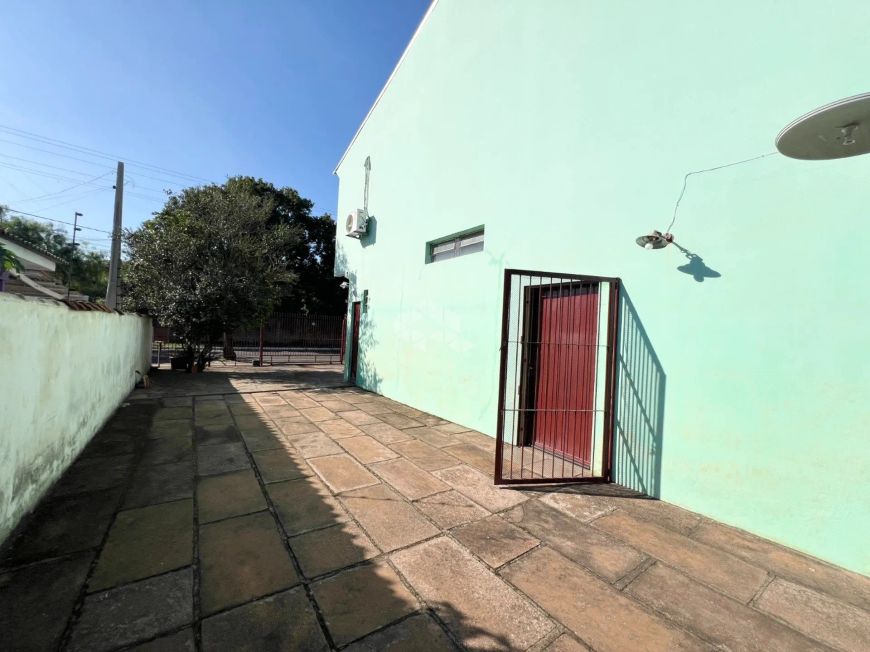 SOBRADO COM 3 DORMITÓRIOS E SALA COMERCIAL