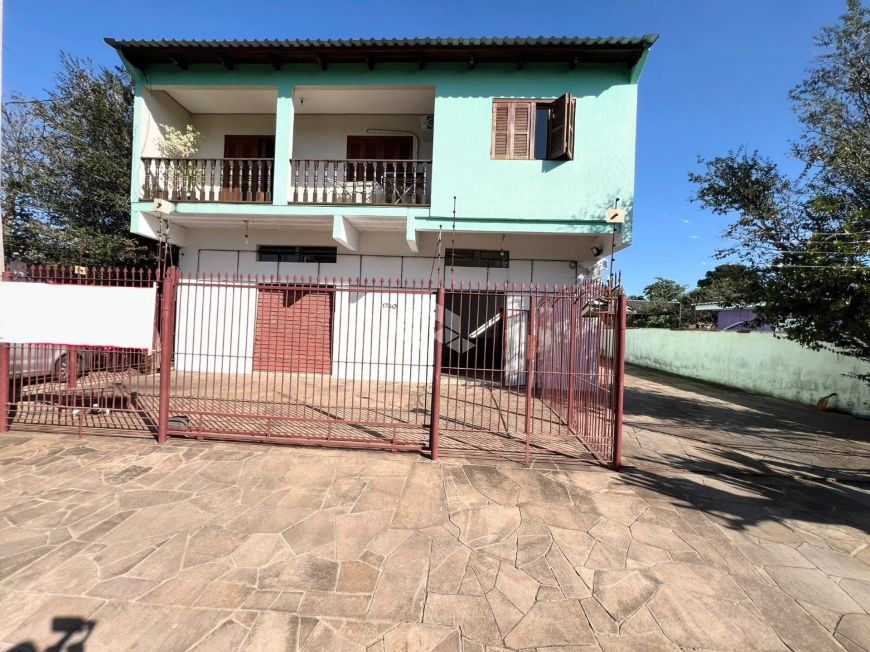 SOBRADO COM 3 DORMITÓRIOS E SALA COMERCIAL