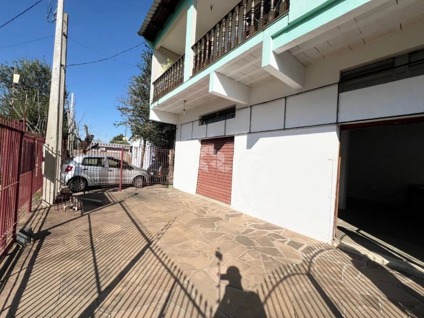 SOBRADO COM 3 DORMITÓRIOS E SALA COMERCIAL