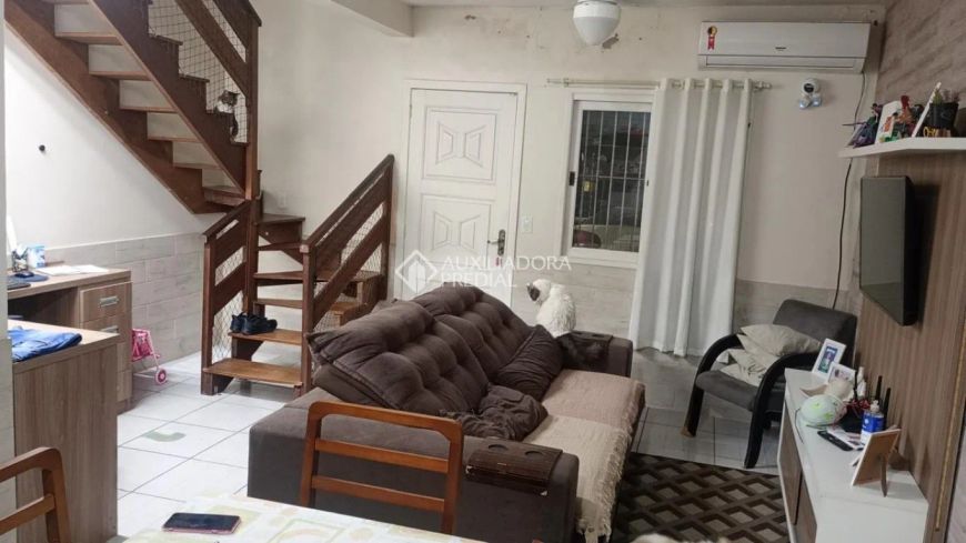 Sobrado com sacada em excelente localização, com dois quartos e possibilidade de três