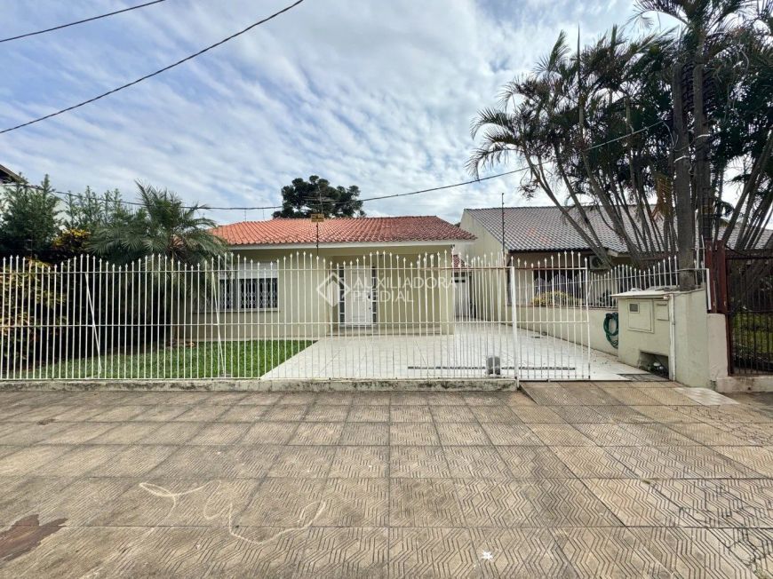 Casa térrea de 4 dormitórios com espaço gourmet no bairro Igara
