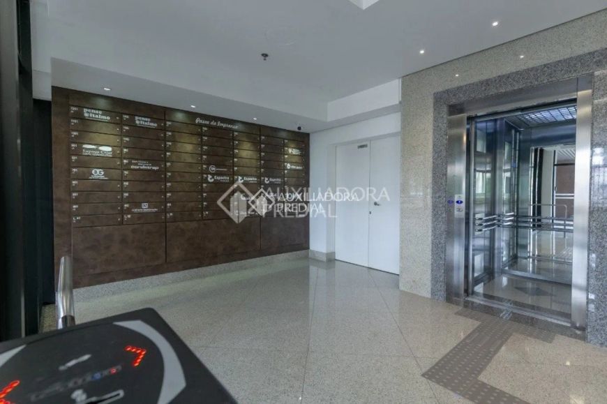 SALAS COMERCIAIS EM EDIFÍCIO NOVO