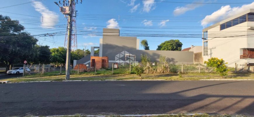 Terreno de esquina 490 m², com ligação de agua e luz, analise de solo realizada , próximo da comérci