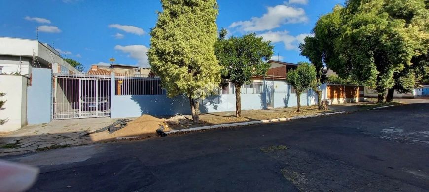 Casa de 4 dormitórios no Bairro Igara