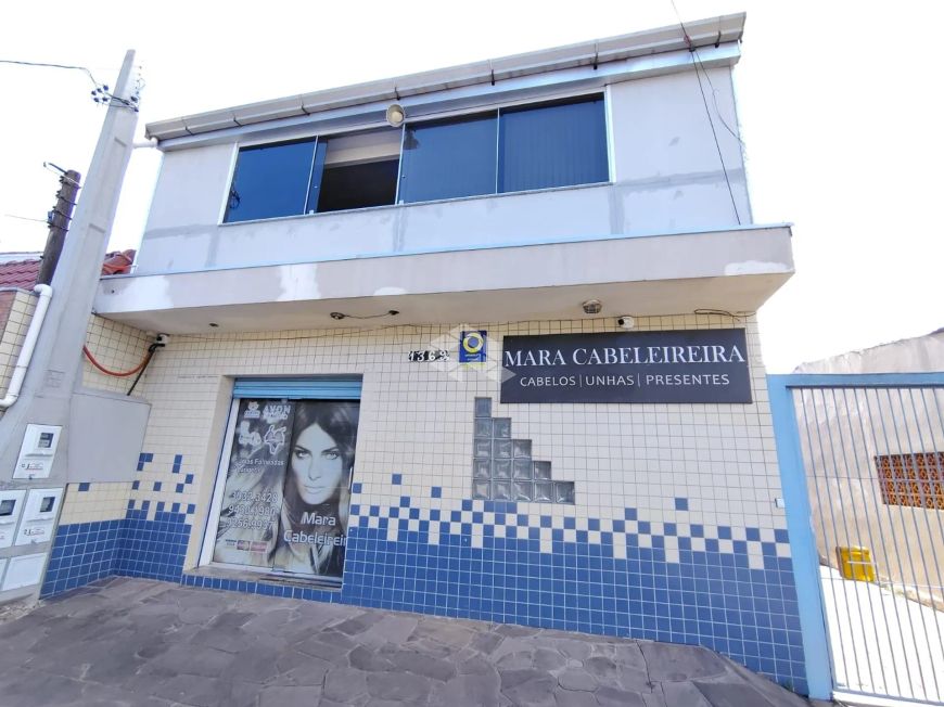 Sobrado com Loja comercial e residencia com 3 dormitorios nos fundos na Av. A j renner.