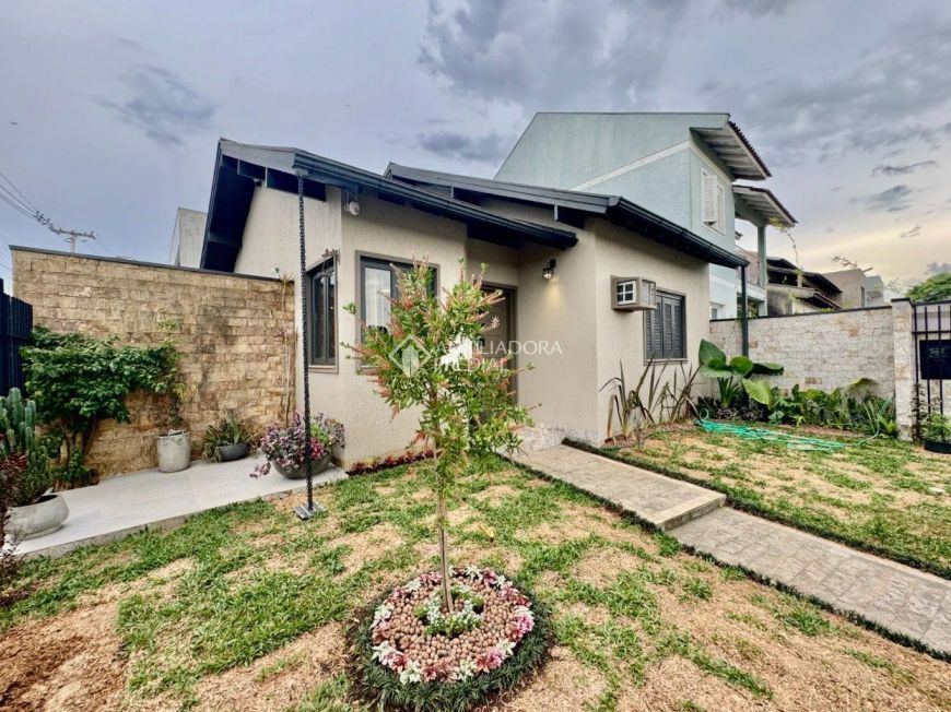 CASA TÉRREA COM DOIS DORMITÓRIOS Á VENDA NO BAIRRO MOINHOS DE VENTO