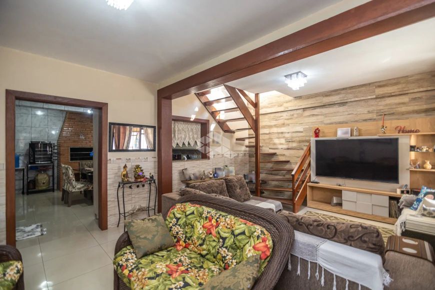 Casa/Sobrado com 2 dormitórios,1 suíte master, sala , lavabo, área de serviço, churrasqueira. A vend
