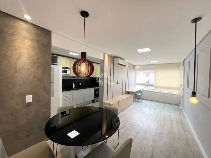 Apartamento mobiliado, com 1 dormitório e vaga escriturada coberta, de 52m² no Centro de Canoas.