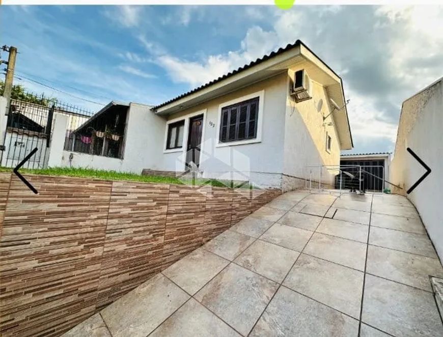 Casa térrea, 2 dormitórios, 2 garagens, jardim, edícula, sala e cozinha integradas Localizado no bai